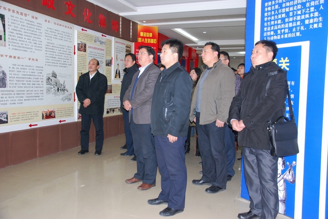 學(xué)校組織中層以上干部參觀(guān)廉政警示教育基地