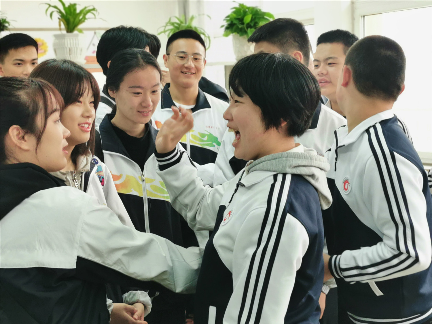 山東教育報報道：淄博黌門中學(xué)與我校開展“愛心助力手拉手”聯(lián)誼活動