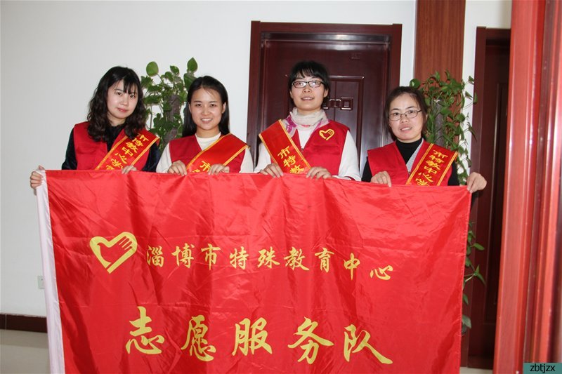 學(xué)雷鋒志愿服務(wù)隊為重殘兒童送教上門